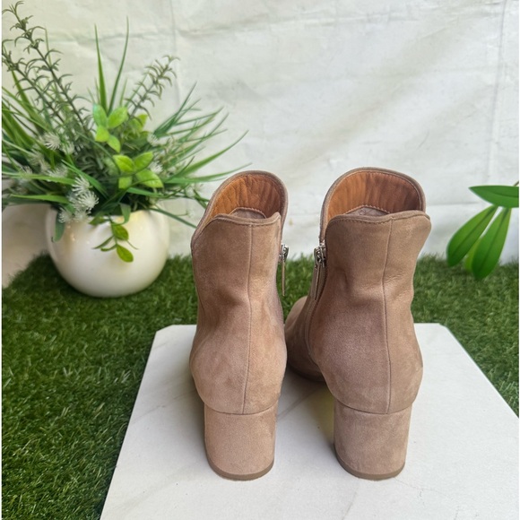 AQUATALIA
Kaylani Pointed Toe Booties Suede Taupe Tan size US 6
$395 - Picture 7 of 13